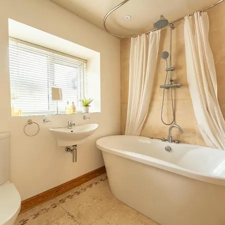 4 Bed In Backbarrow Oc-Lr094